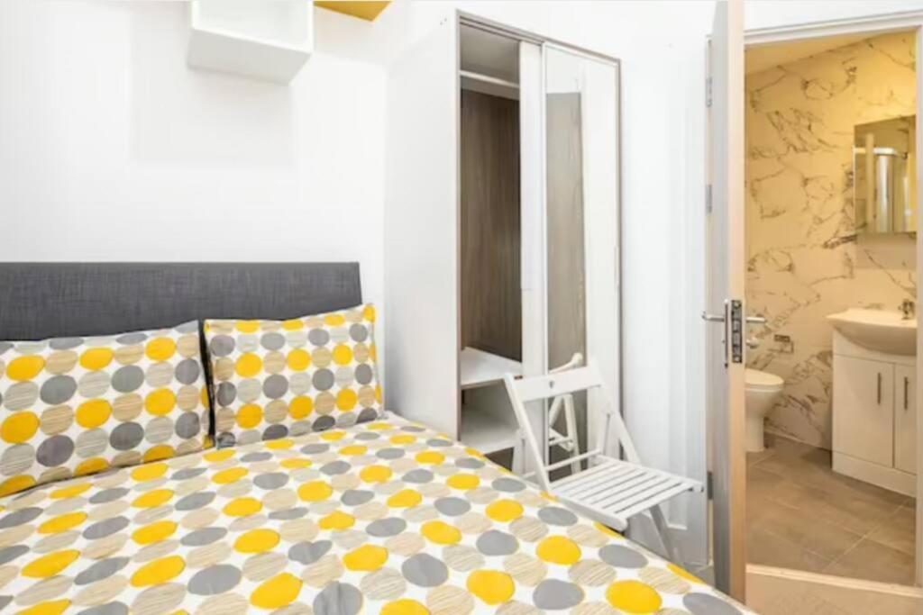 Boutique Modern Hotel Room For Two Near Tube And Bus Stations Лондон Экстерьер фото